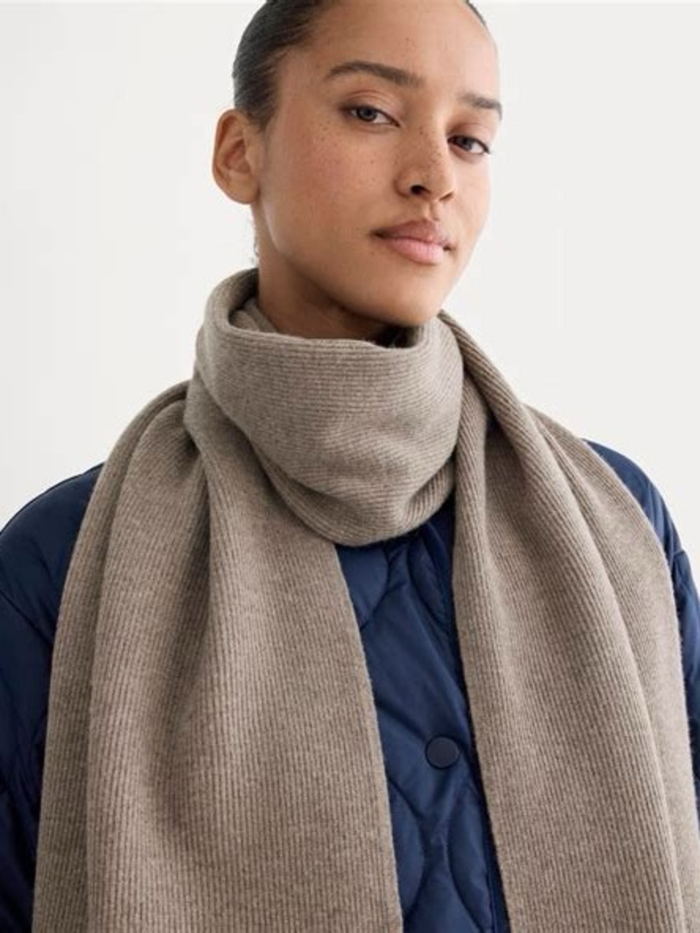 Everlane Cabin Beanie and Scarf Taupe Melange - Picture 3 of 8